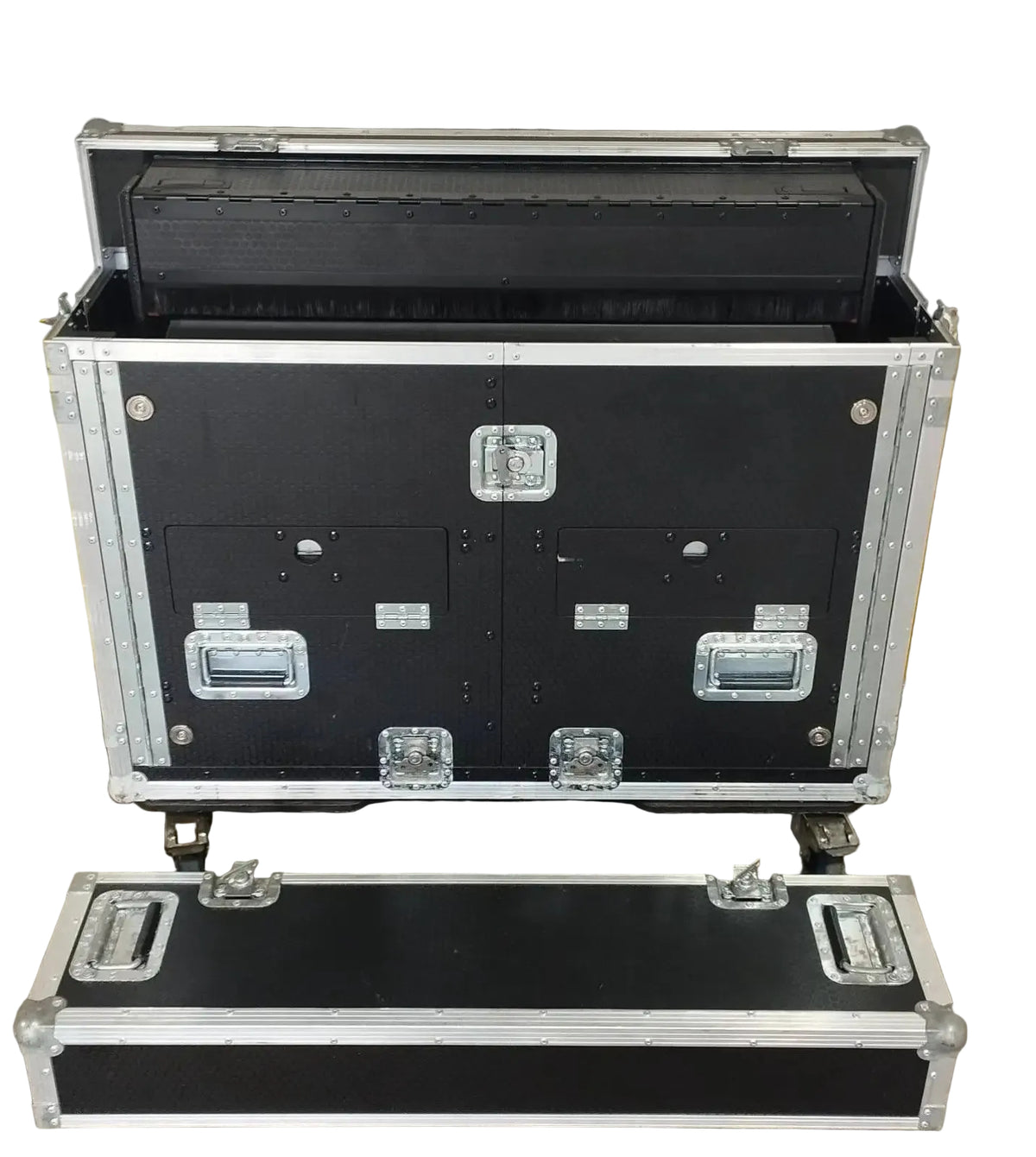 Midas M32 40-Input Digital Mixing Console with Pro-X Hydraulic Road Case